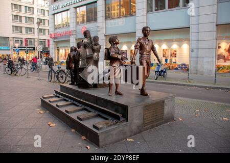 Treni per Life fino alla statua della morte fuori da Friedrichstrasse Mitte berlino Foto Stock