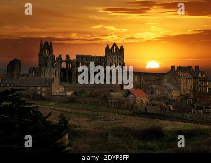 Rovine dell'abbazia di Whitby, north Yorkshire. REGNO UNITO. Sito per la storia horror classica di Bram Stoker, Dracula. Cielo aggiunto. Foto Stock