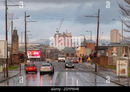 Glasgow, Scozia, Regno Unito. 27 Dicembre 2020. Regno Unito Meteo: Paesaggio urbano con colline innevate sullo sfondo. Credito: SKULLY/Alamy Live News Foto Stock