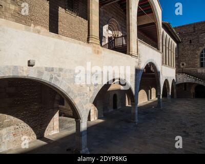 Perpignan è la prefettura del dipartimento Pyrénées-Orientales nel sud-ovest della Francia, nella pianura di Roussillon, ai piedi dei Pirenei. Foto Stock