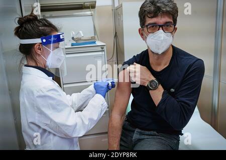 Inizio della vaccinazione contro Covid-19, una persona riceve il vaccino del coronavirus del Pfizer, presso l'Ospedale Amedeo di Savoia. Torino, Italia - 2 dicembre Foto Stock