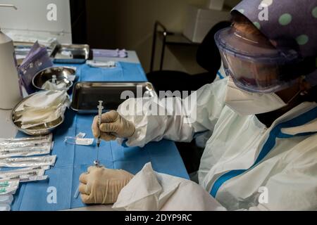 Milano, Italia. 27 Dicembre 2020. Milano. COVID19 vaccino miscelazione e preparazione del saggio prima della somministrazione solo per uso Editoriale Credit: Independent Photo Agency/Alamy Live News Foto Stock