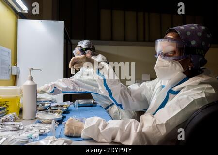 Milano, Italia. 27 Dicembre 2020. Milano. COVID19 vaccino miscelazione e preparazione del saggio prima della somministrazione solo per uso Editoriale Credit: Independent Photo Agency/Alamy Live News Foto Stock