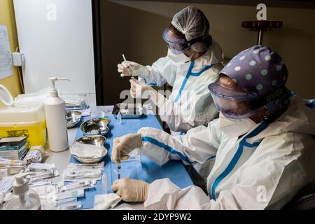 Milano, Italia. 27 Dicembre 2020. Milano. COVID19 vaccino miscelazione e preparazione del saggio prima della somministrazione solo per uso Editoriale Credit: Independent Photo Agency/Alamy Live News Foto Stock