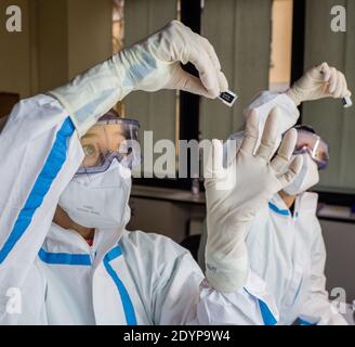 Milano, Italia. 27 Dicembre 2020. Milano. COVID19 vaccino miscelazione e preparazione del saggio prima della somministrazione solo per uso Editoriale Credit: Independent Photo Agency/Alamy Live News Foto Stock