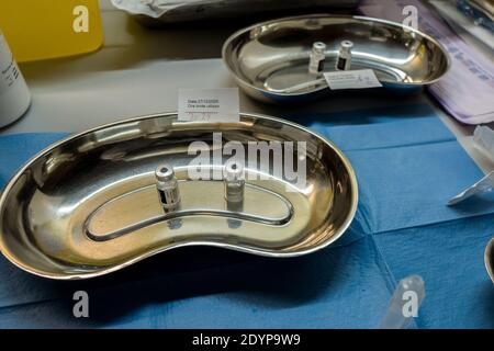 Milano, Italia. 27 Dicembre 2020. Milano. COVID19 vaccino miscelazione e preparazione del saggio prima della somministrazione solo per uso Editoriale Credit: Independent Photo Agency/Alamy Live News Foto Stock