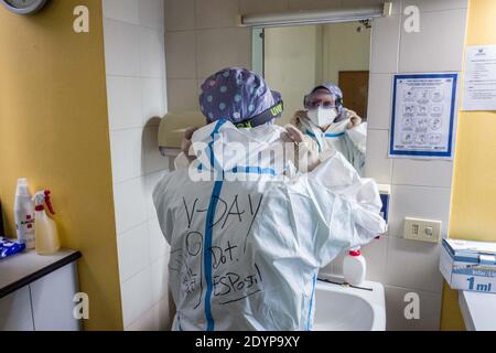 Milano, Italia. 27 Dicembre 2020. Milano. COVID19 vaccino miscelazione e preparazione del saggio prima della somministrazione solo per uso Editoriale Credit: Independent Photo Agency/Alamy Live News Foto Stock