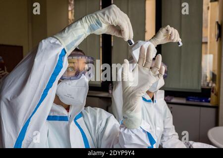 Milano, Italia. 27 Dicembre 2020. Milano. COVID19 vaccino miscelazione e preparazione del saggio prima della somministrazione solo per uso Editoriale Credit: Independent Photo Agency/Alamy Live News Foto Stock