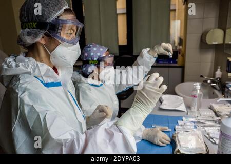 Milano, Italia. 27 Dicembre 2020. Milano. COVID19 vaccino miscelazione e preparazione del saggio prima della somministrazione solo per uso Editoriale Credit: Independent Photo Agency/Alamy Live News Foto Stock