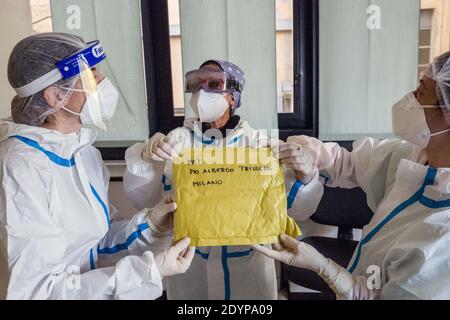 Milano, Italia. 27 Dicembre 2020. Milano. COVID19 vaccino miscelazione e preparazione del saggio prima della somministrazione solo per uso Editoriale Credit: Independent Photo Agency/Alamy Live News Foto Stock