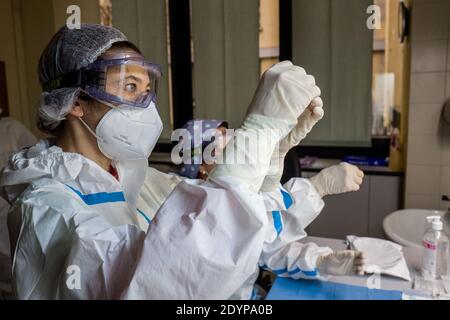 Milano, Italia. 27 Dicembre 2020. Milano. COVID19 vaccino miscelazione e preparazione del saggio prima della somministrazione solo per uso Editoriale Credit: Independent Photo Agency/Alamy Live News Foto Stock