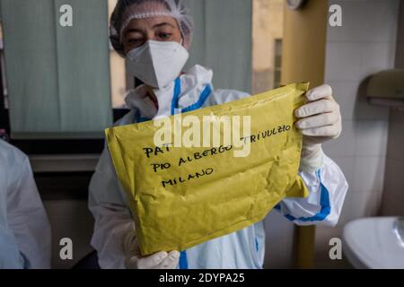 Milano, Italia. 27 Dicembre 2020. Milano. COVID19 vaccino miscelazione e preparazione del saggio prima della somministrazione solo per uso Editoriale Credit: Independent Photo Agency/Alamy Live News Foto Stock