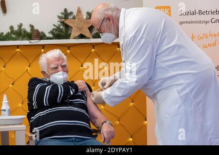 Il 27.12.20 si sono svolte in Germania le prime vaccinazioni con il vaccino Pfizer BiONTECH Covid-19 contro il coronavirus. Foto Stock