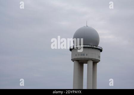Paesaggio della torre all'aeroporto Tempelhof di Berlino Foto Stock