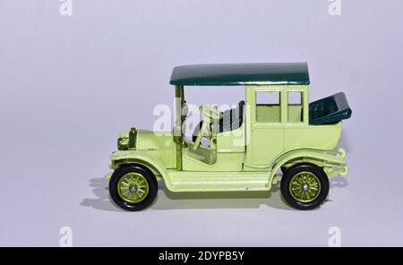 Giocattolo pressofuso modello auto 1910 Benz Limousine Y3 un Matchbox ieri prodotto da Lesney con sfondo bianco. Foto Stock