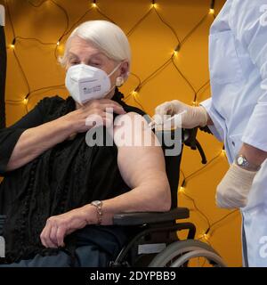 Gertrud Vogel, (92 anni) casa di cura residente al Riehl Senior Citizens' Center, è stata la prima persona a Colonia ad essere vaccinata contro COVID Foto Stock