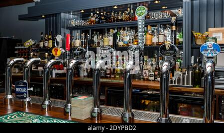 Vairety delle pompe di marca di birra al banco, Castle Inn, Dirleton, East Lothian, Scozia, Regno Unito Foto Stock