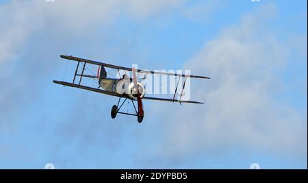 Vintage 1916 Sopwith Pup aereo della prima guerra mondiale in volo. Foto Stock