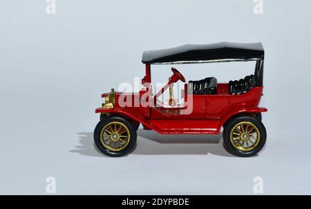 Giocattolo pressofuso modello di una vettura rossa modello T Ford un Matchbox ieri prodotto da Lesney con sfondo bianco. Foto Stock