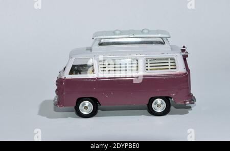 Giocattolo pressofuso modello di un Comper Campervan a Corgi Toy prodotto con sfondo bianco Foto Stock