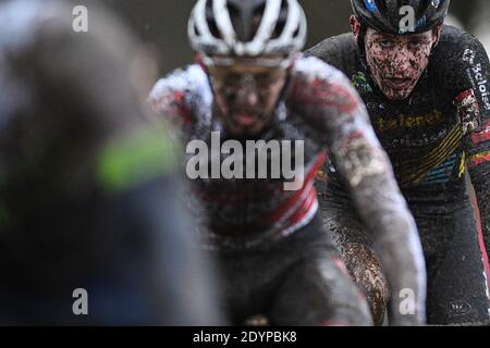 Il belga Toon Aerts ha ritratto in azione durante la gara d'elite maschile del ciclocross della Coppa del mondo a Dendermonde, terza tappa (su cinque) del mondo UCI Foto Stock