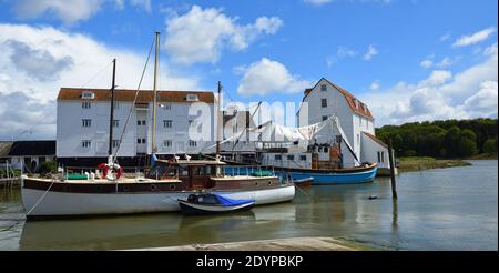 Fiume Deben a Woodbridge con Tide Mill e Barca a vela. Foto Stock