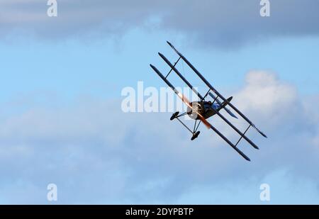 Vintage Sopwith Triplanare in volo cielo blu e vista nuvole dalla parte anteriore Foto Stock