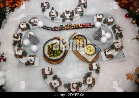 Un delizioso piatto di cavoletti di Bruxelles cotti e fritti Uno sfondo a tema natalizio Foto Stock