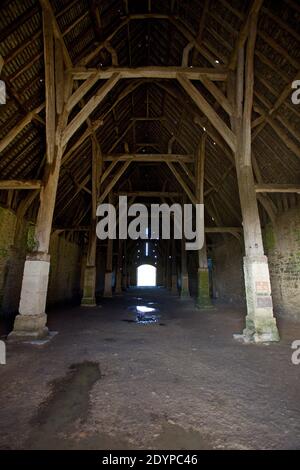 Vista interna del Great Coxwell Tithe Barn, Oxfordshire England Foto Stock