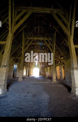 Vista interna del Great Coxwell Tithe Barn, Oxfordshire England Foto Stock