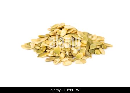 semi di zucca pelati isolati su sfondo bianco Foto Stock