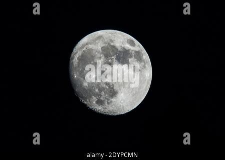 Londra, Regno Unito. 27 dicembre 2020. Regno Unito Meteo – UNA luna gibbosa al 94% si erge sul nord-ovest di Londra. Credit: Stephen Chung / Alamy Live News Foto Stock