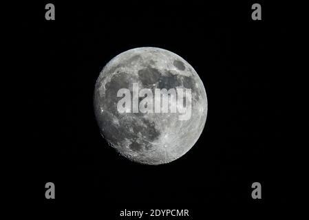 Londra, Regno Unito. 27 dicembre 2020. Regno Unito Meteo – UNA luna gibbosa al 94% si erge sul nord-ovest di Londra. Credit: Stephen Chung / Alamy Live News Foto Stock