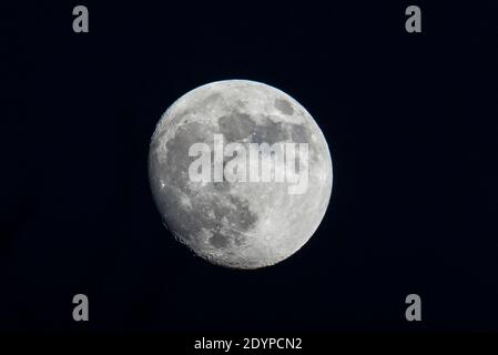 Londra, Regno Unito. 27 dicembre 2020. Regno Unito Meteo – UNA luna gibbosa al 94% si erge sul nord-ovest di Londra. Credit: Stephen Chung / Alamy Live News Foto Stock