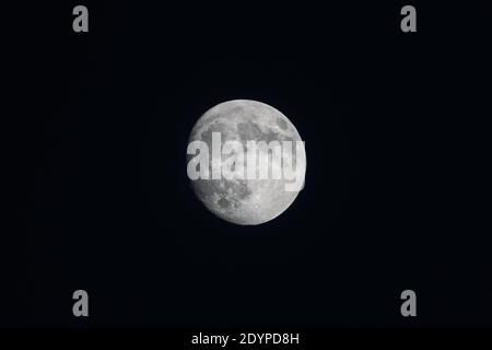 Una luna gibbosa al 94% in ceretta su Londra, Regno Unito Foto Stock