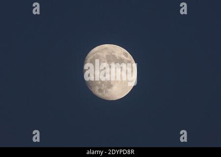 Una luna gibbosa al 94% in ceretta su Londra, Regno Unito Foto Stock