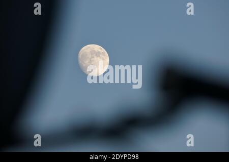 Una luna gibbosa al 94% in ceretta su Londra, Regno Unito Foto Stock