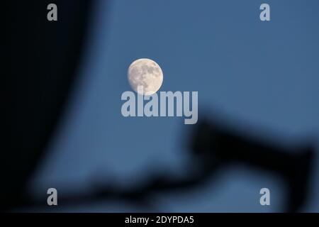 Una luna gibbosa al 94% in ceretta su Londra, Regno Unito Foto Stock