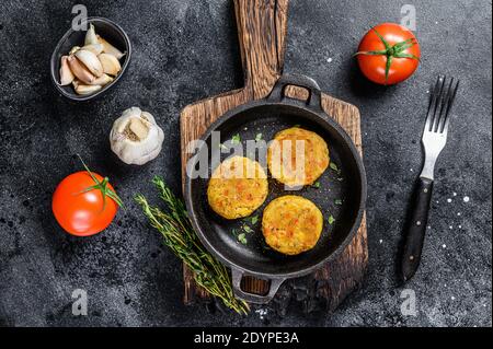 Tortine di verdure cotte per hamburger vegani. Sfondo scuro. Vista dall'alto Foto Stock