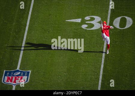 Kansas City, Stati Uniti. 27 Dicembre 2020. Il cacciatore Tommy Townsend (5) dei Chiefs di Kansas City si riscalda prima della partita contro gli Atlanta Falcons all'Arrowhead Stadium di Kansas City domenica 27 dicembre 2020. Photo by Kyle Rivas/UPI Credit: UPI/Alamy Live News Foto Stock