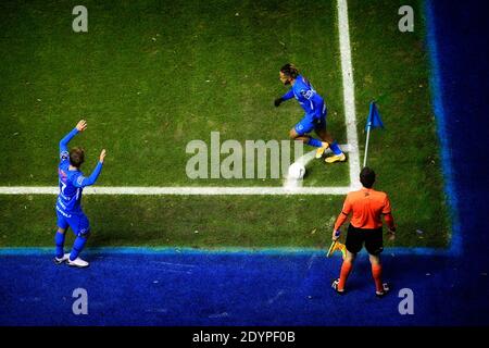 Il Patrik Hrosovsky di Genk e il Theo Bongonda di Genk hanno ritratto durante una partita di calcio tra il KRC Genk e il Waasland-Beveren, domenica 27 dicembre 2020 a Genk Foto Stock