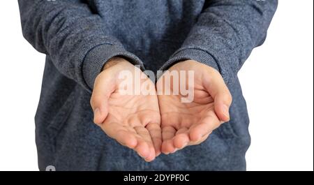 Uomo che mostra mani vuote concuped isolato su sfondo bianco. Mani maschili che tengono, mantenendo e povertà, concetto di carità Foto Stock