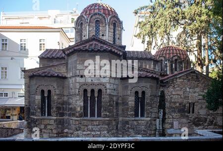 Greco ortodosso costruzione di pietra Chiesa di Panaghia Kapnikarea, centro di Atene, Grecia. Dicembre in centro storico in una città vuota a causa di C. Foto Stock