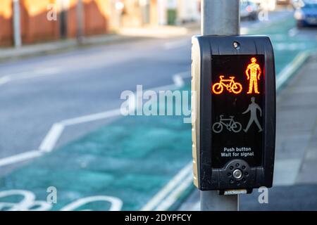 un pulsante di attraversamento pedonale che mostra una luce rossa per indicare non incrociare Foto Stock