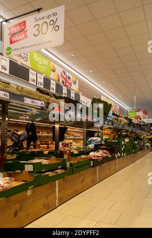 12-27-2020 Portsmouth, Hampshire, UK una navata di frutta e verdura all'interno di un supermercato britannico Foto Stock