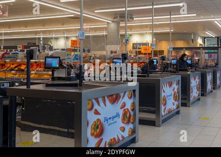 12-27-2020 Portsmouth, Hampshire, Regno Unito una fila di checkout all'interno di un supermercato Lidl britannico Foto Stock