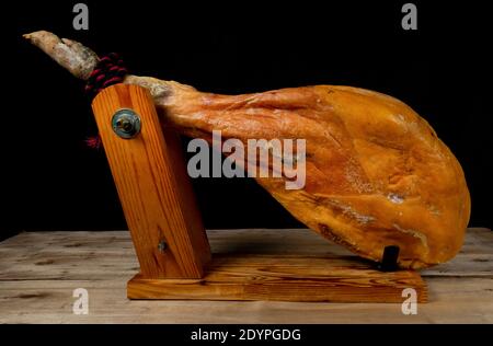 Dettaglio del prosciutto posto in un portamaschi di legno pronto per essere  tagliato. Cibo squisito. Tradizione spagnola. Concetto di alimentazione  Foto stock - Alamy