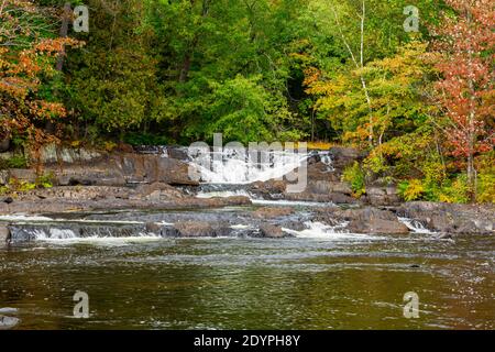 Cascate di Cordova Lago di Cordova Fiume di Crowe Havelock Peterborough County Ontario Canada in autunno Foto Stock