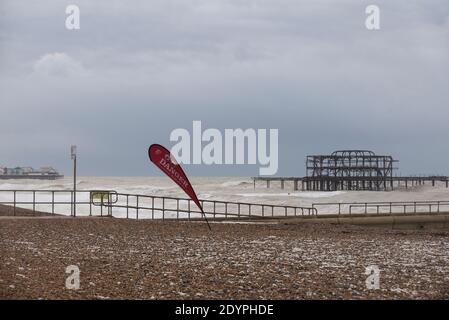 Brighton, Sussex orientale. 27 dicembre 2020. Regno Unito Meteo. I resti della tempesta Bella batte la costa sud con enormi onde che si infrangono sul lungomare di Brighton di fronte a spettatori audaci. L'Ufficio MET ha emesso avvertenze meteorologiche in tutto il Regno Unito a causa di forti venti e inondazioni. Credit: Francesca Moore/Alamy Live News Foto Stock