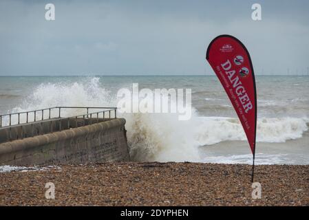 Brighton, Sussex orientale. 27 dicembre 2020. Regno Unito Meteo. I resti della tempesta Bella batte la costa sud con enormi onde che si infrangono sul lungomare di Brighton di fronte a spettatori audaci. L'Ufficio MET ha emesso avvertenze meteorologiche in tutto il Regno Unito a causa di forti venti e inondazioni. Credit: Francesca Moore/Alamy Live News Foto Stock